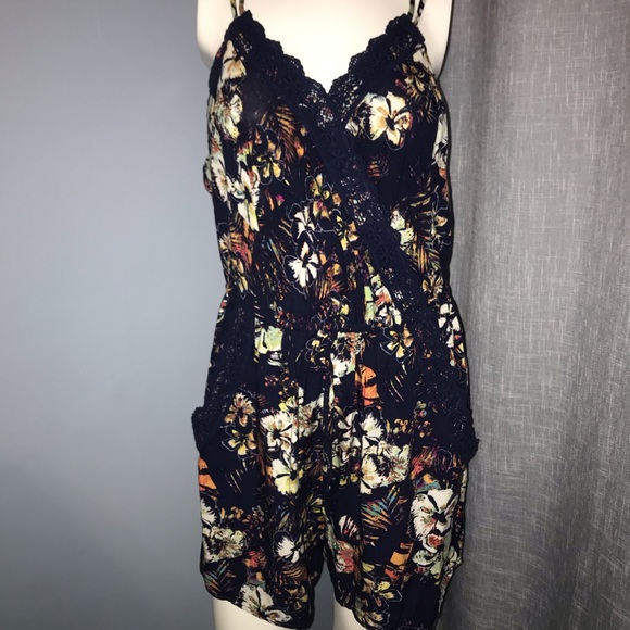 ❌SOLD❌Floral Romper - Picture 2 of 7
